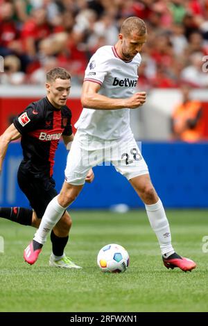 Leverkusen, Deutschland, Germany Testspiel International / 1.Bundesliga, Bayer Leverkusen - West Ham United 4-0 AM 05. 08. 2023 in der Bay Arena a Leverkusen Florian WIRTZ (LEV) li.- und Tomas SOUCEK (WHU) Re.- foto: Norbert Schmidt, Duesseldorf Foto Stock