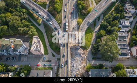 Lavori di ricostruzione dei viadotti presso l'arteria Lazienkowska a Saska Kepa, Varsavia, capitale della Polonia Foto Stock