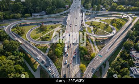 Lavori di ricostruzione dei viadotti presso l'arteria Lazienkowska a Saska Kepa, Varsavia, capitale della Polonia Foto Stock