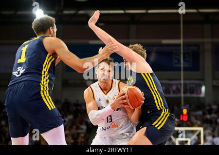 Da sinistra a destra Denzel ANDERSSON (SWE), Moritz WAGNER (GER), Tobias SJOEBERG (Sjoberg) (SWE), duelli, azione, basket Laenderspiel, test match, Germania (GER) - Svezia (SWE) 87:68, il 5 agosto 2023 a Bonn/Germania. Foto Stock