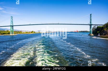 Il Lions Gate Bridge attraversa il punto più stretto di Burrard Inlet, collegando la North Shore, a sinistra, con Vancouver, a destra. Vancouver, British Columbia, Canada. Foto Stock