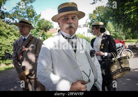 Cambridge, Regno Unito. 6 agosto 2023. Inizio secolo Cambridge Punt della Society of Salome. Vestiti in modo impeccabile in abiti estivi degli anni '1890-'1910, i devoti della società della moda e della cultura d'epoca adottano abiti di epoca vittoriana mentre esplorano la storica Cambridge. Crediti: Guy Corbishley/Alamy Live News Foto Stock