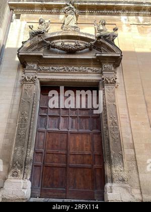 Lecce, Italia. Portale splendidamente decorato su un lato del Duomo (Duomo di Lecce; Cattedrale dell'assunzione della Vergine) Foto Stock