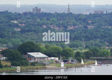 Membri del Bartley Sailing Club sull'acqua del Bartley Reservoir, visto da Frankley, Worcestershire, undici miglia a sud-ovest di Birmingham. Data foto: Domenica 6 agosto 2023. Foto Stock