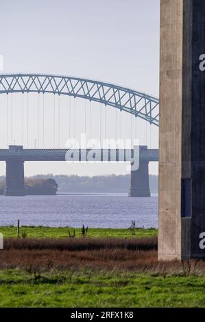 Wigg Island, Widnes - si affaccia sul fiume Mersey e sul Silver Jubilee Bridge Foto Stock