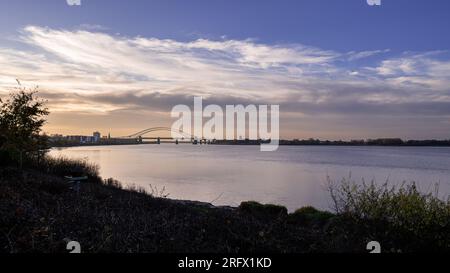 Wigg Island, Widnes - si affaccia sul fiume Mersey e sul Silver Jubilee Bridge Foto Stock