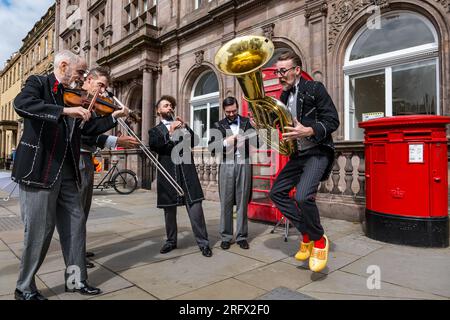 St Andrew Square, Edimburgo, Scozia, Regno Unito, 06 agosto 2023. Schërzo al Festival Fringe di Edimburgo: La commedia musicale slapstick torna al Fringe. Nella foto: Gli artisti suonano un pezzo improvvisato con strumenti di ottone. Crediti: Sally Anderson/Alamy Live News Foto Stock