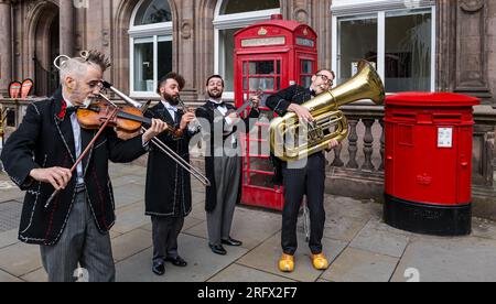 St Andrew Square, Edimburgo, Scozia, Regno Unito, 06 agosto 2023. Schërzo al Festival Fringe di Edimburgo: La commedia musicale slapstick torna al Fringe. Nella foto: Gli artisti suonano un pezzo improvvisato con strumenti di ottone. Crediti: Sally Anderson/Alamy Live News Foto Stock