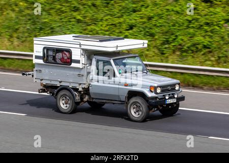 Wildcat Landcruiser 4, 164 cc, conversione camper a sei turbodiesel, a velocità sostenuta sull'autostrada M6 a Greater Manchester, Regno Unito Foto Stock