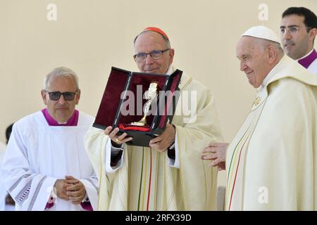 Lisbona, Portogallo. 6 agosto 2023. Papa Francesco celebra la Santa messa per la giornata Mondiale della Gioventù al Parque Tejo di Lisbona, in Portogallo, il 6 agosto 2023. Papa Francesco (R) riceve il calice dal Cardinale-patriarca di Lisbona Manuel Clemente (C) durante la celebrazione l'evento si è svolto il 5 e ultimo giorno del viaggio Apostolico del Papa in Portogallo per la giornata Mondiale della Gioventù 2023. Foto di (EV) Vatican Media/ABACAPRESS.COM Credit: Abaca Press/Alamy Live News Foto Stock