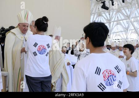 Lisbona, Portogallo. 6 agosto 2023. Papa Francesco celebra la Santa messa per la giornata Mondiale della Gioventù al Parque Tejo di Lisbona, in Portogallo, il 6 agosto 2023. I giovani della Corea del Sud celebrano dopo l'annuncio che la prossima giornata Mondiale della Gioventù si svolgerà a Seul, in Corea del Sud. L'evento si è svolto il 5 e ultimo giorno del viaggio Apostolico del Papa in Portogallo per la giornata Mondiale della Gioventù 2023. Foto di (EV) Vatican Media/ABACAPRESS.COM Credit: Abaca Press/Alamy Live News Foto Stock