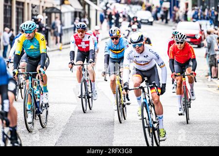 Edimburgo, Scozia. Dom 6 agosto 2023. I ciclisti percorrono lo storico quartiere di Stockbridge, nella capitale scozzese, all'inizio della Mens Elite Road Race come parte dei Campionati del mondo di ciclismo UCI 2023. Foto Stock