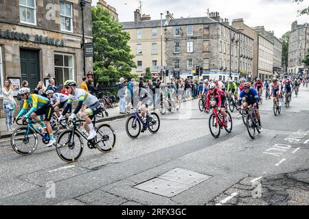 Edimburgo, Scozia. Dom 6 agosto 2023. I ciclisti percorrono lo storico quartiere di Stockbridge, nella capitale scozzese, all'inizio della Mens Elite Road Race come parte dei Campionati del mondo di ciclismo UCI 2023. Foto Stock