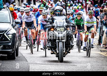 Edimburgo, Scozia. Dom 6 agosto 2023. I ciclisti percorrono lo storico quartiere di Stockbridge, nella capitale scozzese, all'inizio della Mens Elite Road Race come parte dei Campionati del mondo di ciclismo UCI 2023. Foto Stock