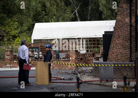 Himley Road, Himley, 6 agosto 2023: Il pub Crooked House che è stato acceso intorno alle 22 di sabato sera. Queste foto sono state scattate poco dopo che West Midlands e Staffordshire Fire and Rescue Service sono partiti domenica mattina. L'ex boozer si trovava a Himley (Staffordshire) vicino alla città di Dudley. L'incendio ha strappato il pub wonky del XVIII secolo che era stato commercializzato per 192 anni fino alla sua chiusura nel mese di luglio. L'edificio vantava un effetto pendente unico che causava diverse illusioni ottiche tra cui marmi che sembravano rotolare verso l'alto. Foto Stock