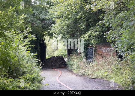 Himley Road, Himley, 6 agosto 2023: Il pub Crooked House che è stato acceso intorno alle 22 di sabato sera. Queste foto sono state scattate poco dopo che West Midlands e Staffordshire Fire and Rescue Service sono partiti domenica mattina. L'ex boozer si trovava a Himley (Staffordshire) vicino alla città di Dudley. L'incendio ha strappato il pub wonky del XVIII secolo che era stato commercializzato per 192 anni fino alla sua chiusura nel mese di luglio. L'edificio vantava un effetto pendente unico che causava diverse illusioni ottiche tra cui marmi che sembravano rotolare verso l'alto. Foto Stock