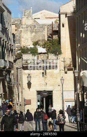 Lecce, Italia. Gente in via Giacomo Matteotti. Foto Stock