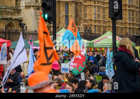 LONDRA - 22 aprile 2023: Sperimentate il massiccio raduno mentre i manifestanti della ribellione dell'estinzione riempiono le strade di Londra, chiedendo soluzioni per il cambiamento climatico Foto Stock