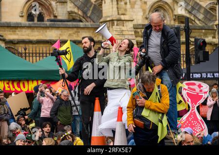 LONDRA - 22 aprile 2023: Sperimentate la protesta di impatto di XR mentre i fotografi documentano la manifestazione all'esterno delle camere del Parlamento, trasmettendo una p Foto Stock