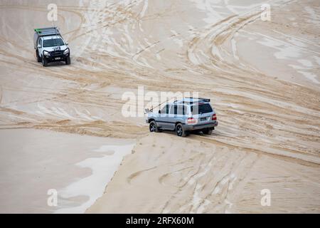 Guida di sabbia sulla spiaggia di Fraser Island k'agri, veicoli 4x4 guidano su una strada legale di 75 miglia sulla spiaggia, Queensland, Australia Foto Stock