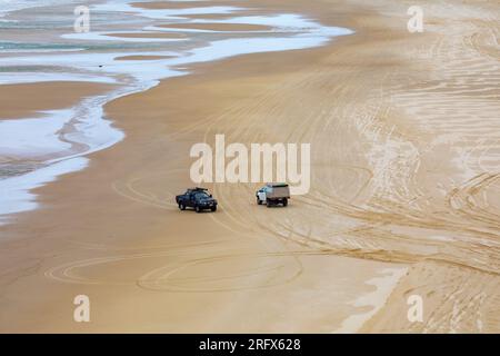 Guida di sabbia sulla spiaggia di Fraser Island k'agri, veicoli 4x4 guidano su una strada legale di 75 miglia sulla spiaggia, Queensland, Australia Foto Stock