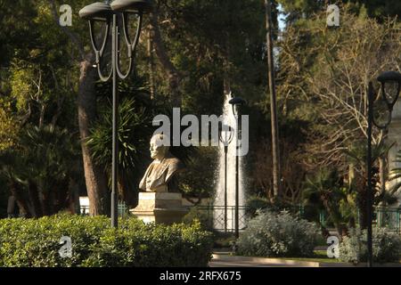 Lecce, Italia. Busto del politico locale Antonio Panzera nel Parco Giuseppe Garibaldi/Villa Comunale. Foto Stock