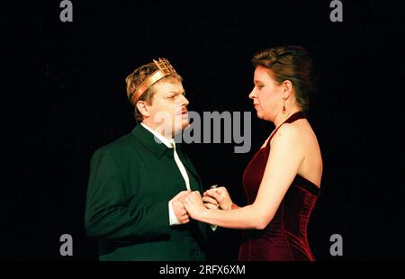 Eddie Izzard (Re Edoardo II), Vicki Pepperdine (Regina Isabella) in EDOARDO II di Marlowe al Leicester Haymarket Theatre, Leicester, Inghilterra 05/1995 design: Charles Cusick-Smith illuminazione: Jenny cane regista: Paul Kerryson Foto Stock