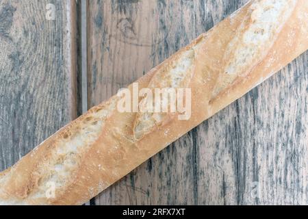 Baguette croccanti: Una deliziosa foto di stock, con una baguette lunga e croccante posizionata su un tavolo. Perfetto per rappresentare il tempo libero, dini all'aperto Foto Stock