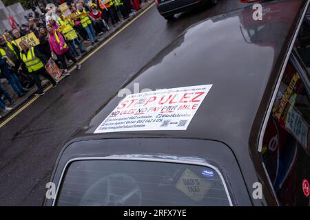 A poco più di tre settimane dall'inizio dell'estensione dell'ULEZ, a Londra si tiene una dimostrazione che chiede la soppressione del controverso schema. Foto Stock