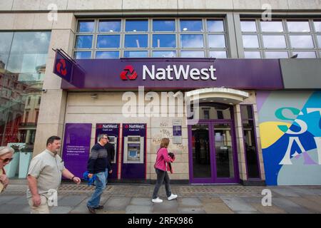 Londra, Inghilterra, Regno Unito. 6 agosto 2023. Una filiale della NatWest Bank a Strand, nel centro di Londra. NatWest e la sua società figlia Coutts sono state coinvolte in una fila con l'ex leader del partito Brexit Nigel Farage per la chiusura del suo conto, che ha portato a dimissioni in cima a entrambe le banche. (Immagine di credito: © Tayfun salci/ZUMA Press Wire) SOLO USO EDITORIALE! Non per USO commerciale! Crediti: ZUMA Press, Inc./Alamy Live News Foto Stock