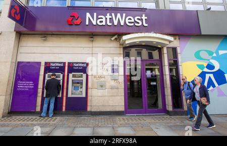 Londra, Inghilterra, Regno Unito. 6 agosto 2023. Una filiale della NatWest Bank a Strand, nel centro di Londra. NatWest e la sua società figlia Coutts sono state coinvolte in una fila con l'ex leader del partito Brexit Nigel Farage per la chiusura del suo conto, che ha portato a dimissioni in cima a entrambe le banche. (Immagine di credito: © Tayfun salci/ZUMA Press Wire) SOLO USO EDITORIALE! Non per USO commerciale! Crediti: ZUMA Press, Inc./Alamy Live News Foto Stock