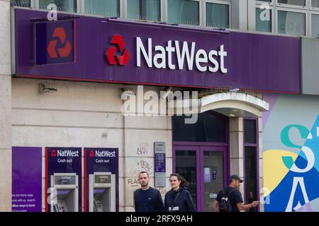 Londra, Inghilterra, Regno Unito. 6 agosto 2023. Una filiale della NatWest Bank a Strand, nel centro di Londra. NatWest e la sua società figlia Coutts sono state coinvolte in una fila con l'ex leader del partito Brexit Nigel Farage per la chiusura del suo conto, che ha portato a dimissioni in cima a entrambe le banche. (Immagine di credito: © Tayfun salci/ZUMA Press Wire) SOLO USO EDITORIALE! Non per USO commerciale! Crediti: ZUMA Press, Inc./Alamy Live News Foto Stock