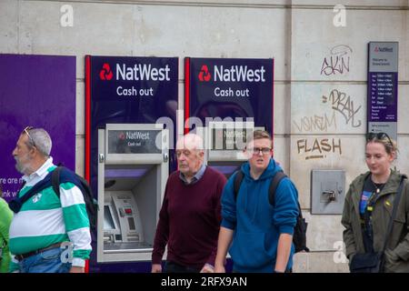 Londra, Inghilterra, Regno Unito. 6 agosto 2023. Una filiale della NatWest Bank a Strand, nel centro di Londra. NatWest e la sua società figlia Coutts sono state coinvolte in una fila con l'ex leader del partito Brexit Nigel Farage per la chiusura del suo conto, che ha portato a dimissioni in cima a entrambe le banche. (Immagine di credito: © Tayfun salci/ZUMA Press Wire) SOLO USO EDITORIALE! Non per USO commerciale! Crediti: ZUMA Press, Inc./Alamy Live News Foto Stock