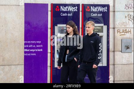 Londra, Inghilterra, Regno Unito. 6 agosto 2023. Una filiale della NatWest Bank a Strand, nel centro di Londra. NatWest e la sua società figlia Coutts sono state coinvolte in una fila con l'ex leader del partito Brexit Nigel Farage per la chiusura del suo conto, che ha portato a dimissioni in cima a entrambe le banche. (Immagine di credito: © Tayfun salci/ZUMA Press Wire) SOLO USO EDITORIALE! Non per USO commerciale! Crediti: ZUMA Press, Inc./Alamy Live News Foto Stock