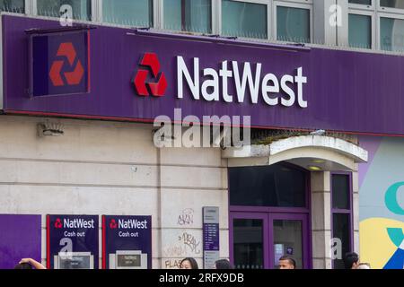 Londra, Inghilterra, Regno Unito. 6 agosto 2023. Una filiale della NatWest Bank a Strand, nel centro di Londra. NatWest e la sua società figlia Coutts sono state coinvolte in una fila con l'ex leader del partito Brexit Nigel Farage per la chiusura del suo conto, che ha portato a dimissioni in cima a entrambe le banche. (Immagine di credito: © Tayfun salci/ZUMA Press Wire) SOLO USO EDITORIALE! Non per USO commerciale! Crediti: ZUMA Press, Inc./Alamy Live News Foto Stock