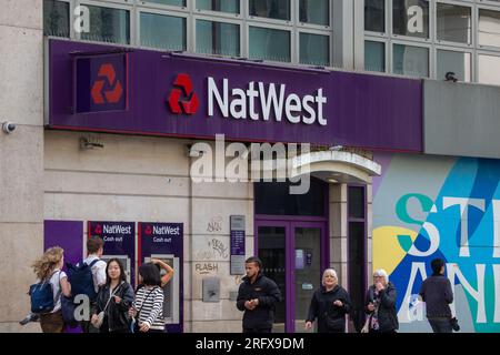 Londra, Inghilterra, Regno Unito. 6 agosto 2023. Una filiale della NatWest Bank a Strand, nel centro di Londra. NatWest e la sua società figlia Coutts sono state coinvolte in una fila con l'ex leader del partito Brexit Nigel Farage per la chiusura del suo conto, che ha portato a dimissioni in cima a entrambe le banche. (Immagine di credito: © Tayfun salci/ZUMA Press Wire) SOLO USO EDITORIALE! Non per USO commerciale! Crediti: ZUMA Press, Inc./Alamy Live News Foto Stock