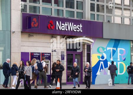 Londra, Inghilterra, Regno Unito. 6 agosto 2023. Una filiale della NatWest Bank a Strand, nel centro di Londra. NatWest e la sua società figlia Coutts sono state coinvolte in una fila con l'ex leader del partito Brexit Nigel Farage per la chiusura del suo conto, che ha portato a dimissioni in cima a entrambe le banche. (Immagine di credito: © Tayfun salci/ZUMA Press Wire) SOLO USO EDITORIALE! Non per USO commerciale! Crediti: ZUMA Press, Inc./Alamy Live News Foto Stock