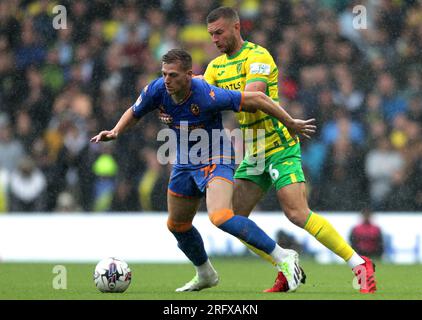 Ben Gibson di Norwich City in azione contro Liam Delap di Hull City durante il match per il Sky Bet Championship a Carrow Road, Norwich. Data foto: Sabato 5 agosto 2023. Foto Stock