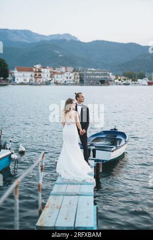 Ein liebevolles Brautpaar am alten Hafen von Thasso Foto Stock