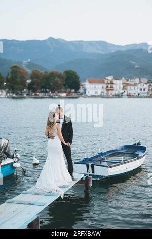 Ein liebevolles Brautpaar am alten Hafen von Thasso Foto Stock