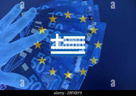 Mano sulle banconote con le bandiere europee e greche come sfondo Foto Stock