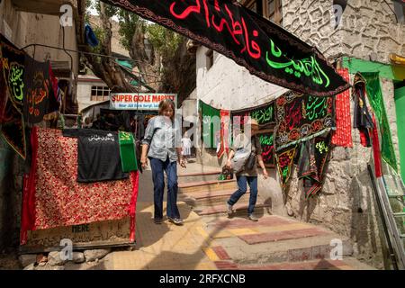 India, Jammu e Kashmir, Kargil, donne anziane turisti nel vecchio bazar Foto Stock