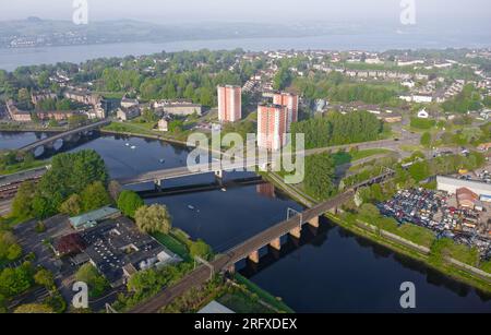 Vista aerea della città di Dumbarton con il fiume Leven e Firth of Clyde Foto Stock