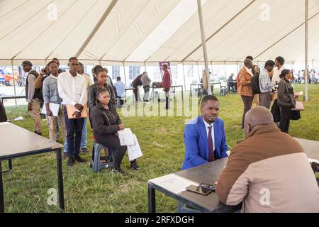 (230806) -- LUSAKA, 6 agosto 2023 (Xinhua) -- Job Seekers si accodano durante una job expo ai margini della 95a fiera agricola e commerciale di Lusaka, Zambia, 4 agosto 2023. PER ANDARE CON "le aziende cinesi usano lo spettacolo agricolo e commerciale dello Zambia per attrarre persone in cerca di lavoro" (foto di Martin Mbangweta/Xinhua) Foto Stock