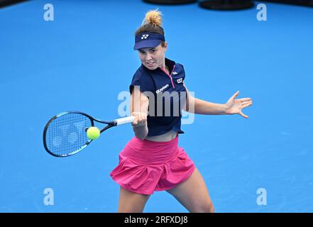 Praga, Repubblica Ceca. 6 agosto 2023. La ceca Linda Noskova in azione durante la partita contro la tedesca Tamara Korpatsch al torneo di tennis WTA Prague Open 2023, in semifinale, il 6 agosto 2023, a Praga, Repubblica Ceca. Crediti: Michaela Rihova/CTK Photo/Alamy Live News Foto Stock