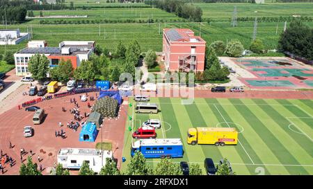 Pingyuan, Cina. 6 agosto 2023. (230806) -- PINGYUAN, 6 agosto 2023 (Xinhua) -- questa foto aerea scattata il 6 agosto 2023 mostra i soccorritori che si riuniscono in un parco giochi di una scuola elementare nella città di Wangdagua nella contea di Pingyuan, nella provincia di Shandong nella Cina orientale. Alle 7 di mattina Domenica, un totale di 21 persone sono rimaste ferite nel terremoto di magnitudo 5,5 che ha colpito la contea di Pingyuan, nella città di Dezhou, nella provincia dello Shandong della Cina orientale alle 2:33 Domenica. Un totale di 126 edifici nella zona del terremoto sono crollati, mentre il trasporto, la comunicazione e l'alimentazione elettrica erano normali, e nessuna perdita era d Foto Stock