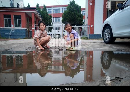 Pingyuan, Cina. 6 agosto 2023. (230806) -- PINGYUAN, 6 agosto 2023 (Xinhua) -- i bambini giocano nella città di Wangdagua nella contea di Pingyuan, nella provincia dello Shandong della Cina orientale, 6 agosto 2023. Alle 7 di mattina Domenica, un totale di 21 persone sono rimaste ferite nel terremoto di magnitudo 5,5 che ha colpito la contea di Pingyuan, nella città di Dezhou, nella provincia dello Shandong della Cina orientale alle 2:33 Domenica. Un totale di 126 edifici nella zona del terremoto sono crollati, mentre il trasporto, la comunicazione e l'alimentazione elettrica erano normali, e nessuna perdita è stata scoperta nei gasdotti e nei gasdotti, secondo le autorità locali. (Xinh Foto Stock