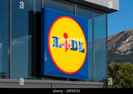 Firma e logo di un supermercato Lidl. Lidl è una catena tedesca di rivenditori internazionali di sconti nota per i suoi prezzi bassi Foto Stock