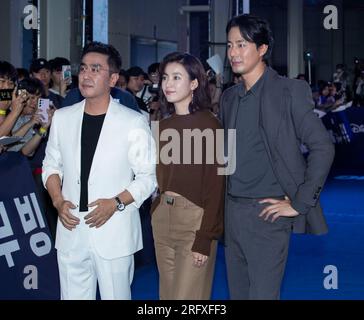 Seoul, Corea del Sud. 3 agosto 2023. (Da L a R) gli attori sudcoreani Ryu Seung-ryong, Han Hyo-joo e Zo in-sung assistono a un tappeto blu per il film Disney "Moving" Blue Carpet a Seoul, Corea del Sud, il 3 agosto 2023. (Foto di Lee Young-ho/Sipa USA) credito: SIPA USA/Alamy Live News Foto Stock