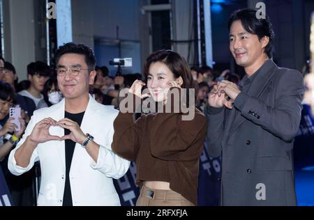 Seoul, Corea del Sud. 3 agosto 2023. (Da L a R) gli attori sudcoreani Ryu Seung-ryong, Han Hyo-joo e Zo in-sung assistono a un tappeto blu per il film Disney "Moving" Blue Carpet a Seoul, Corea del Sud, il 3 agosto 2023. (Foto di Lee Young-ho/Sipa USA) credito: SIPA USA/Alamy Live News Foto Stock